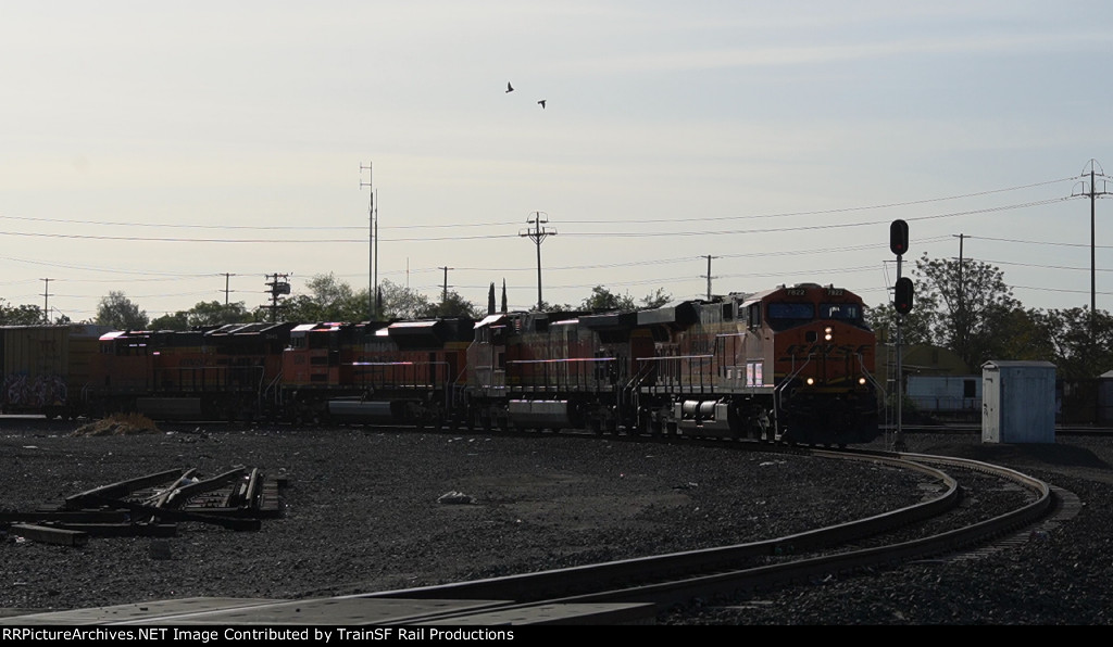 BNSF 7822 Leads the H-BARPAS